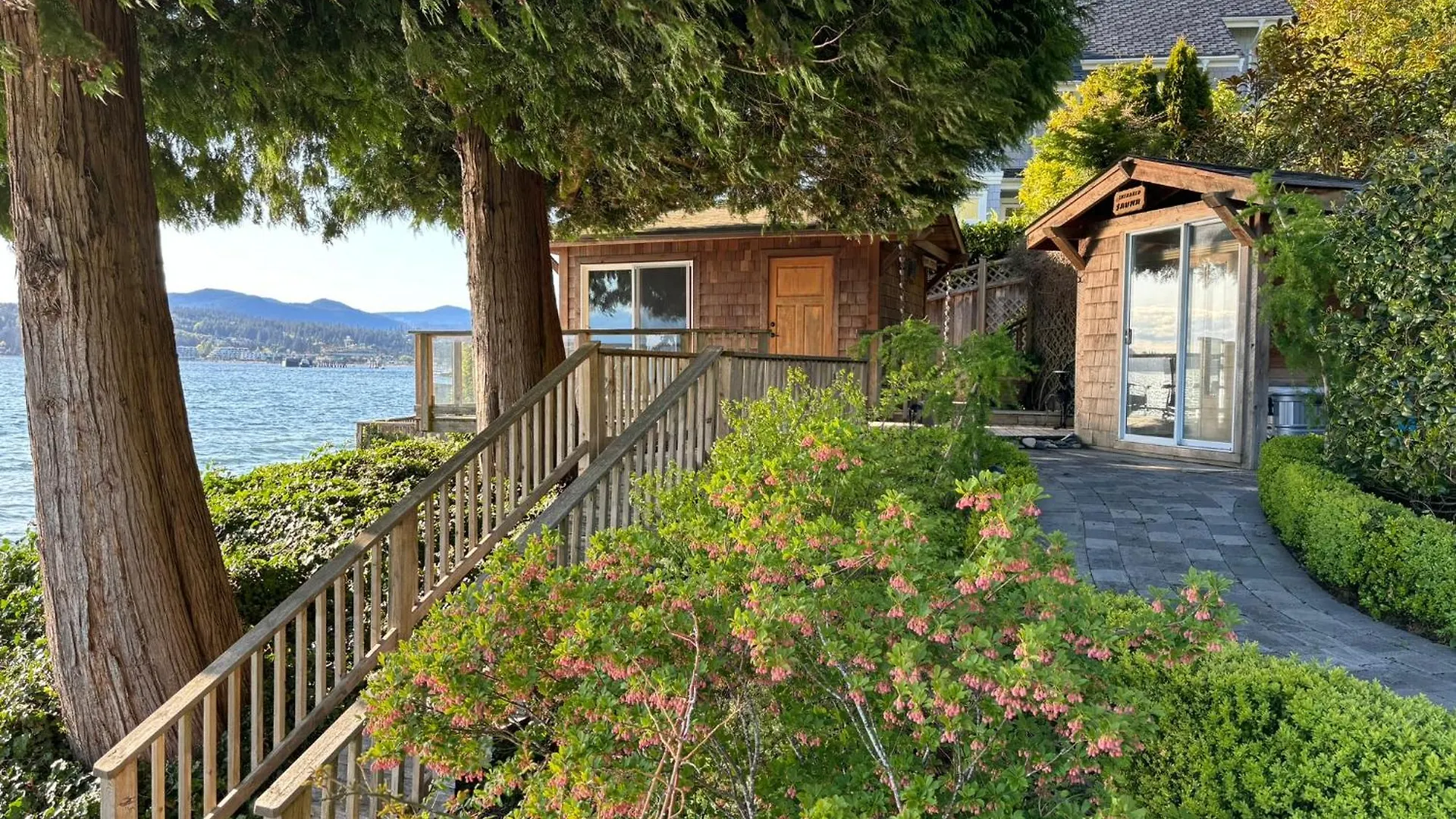 Sea To Sky Loft Apartment Sechelt Homestay